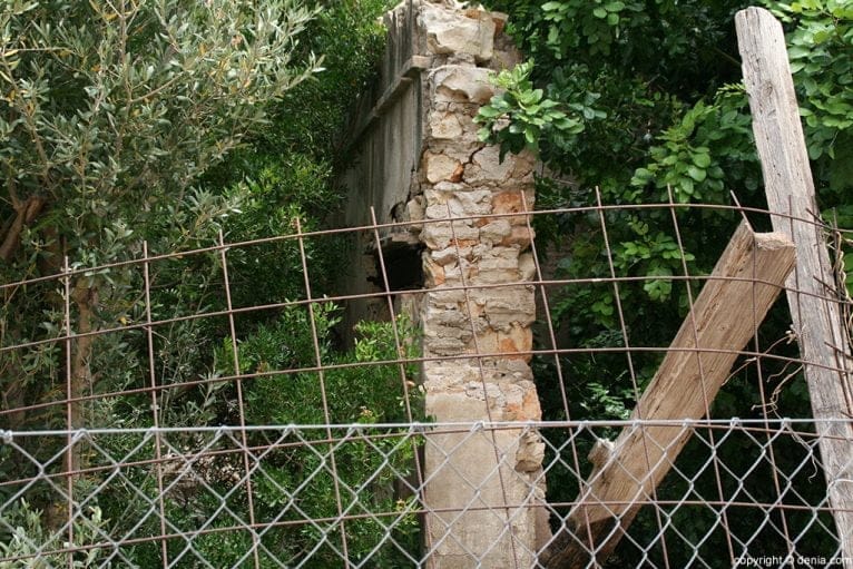 Restos del muro que envolvia la fábrica 2