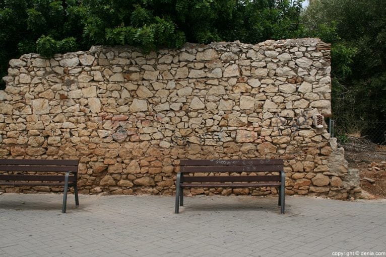 Restos del muro que envolvia la fábrica