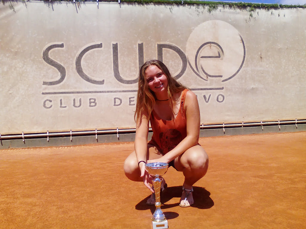Silvia Bordes con el trofeo ganado en Nules
