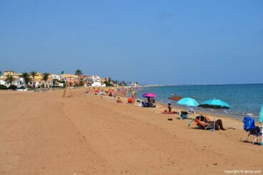 Sombrillas en la playa Els Molins de Dénia