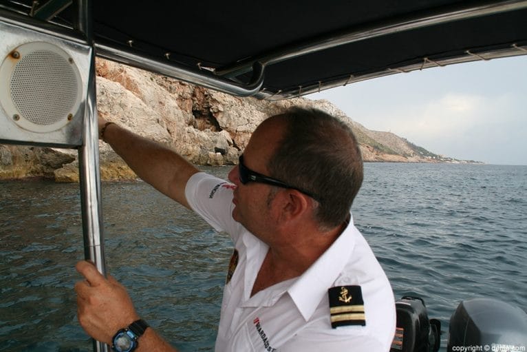 Toni Martínez nos muestra los nidos de aves en el acantilado