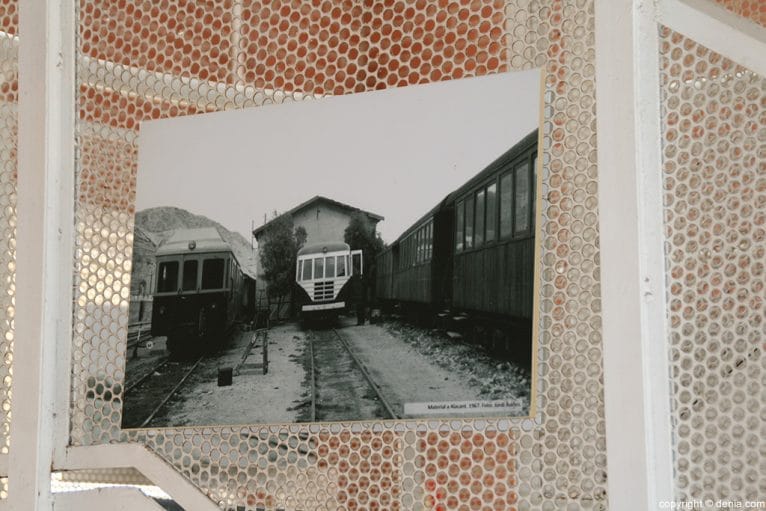 Una máquina antigua de ferrocarril