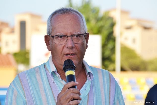 Vicent Grimalt hablando a la afición