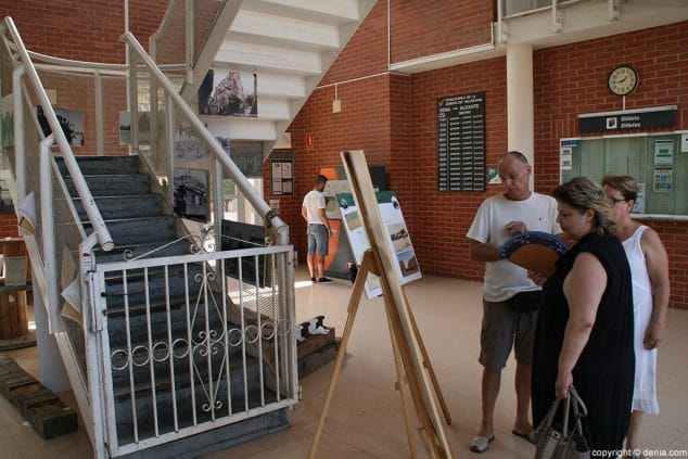 Visitantes leen las explicaciones de la exposición