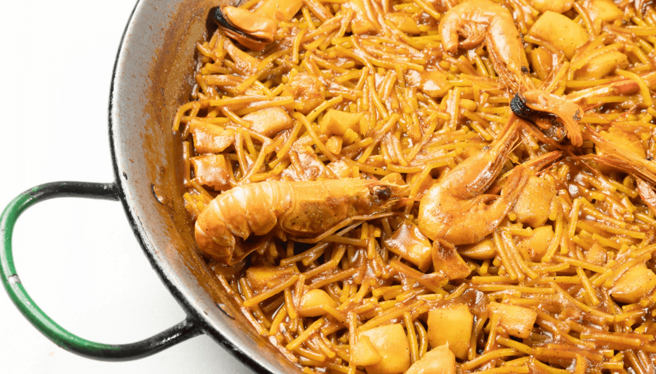 Fideuà tradicional de marisco para disfrutar frente a la bahía