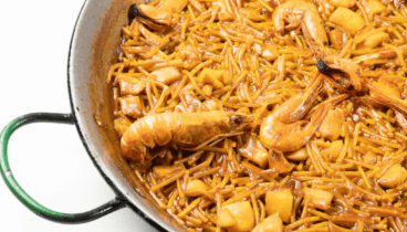 Fideuà tradicional de marisco para disfrutar frente a la bahía