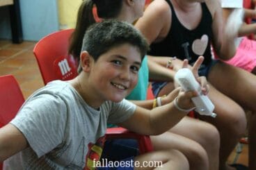 Chaval jugando con la wii