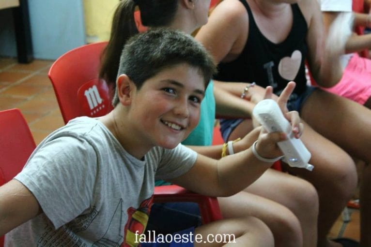 Chaval jugando con la wii