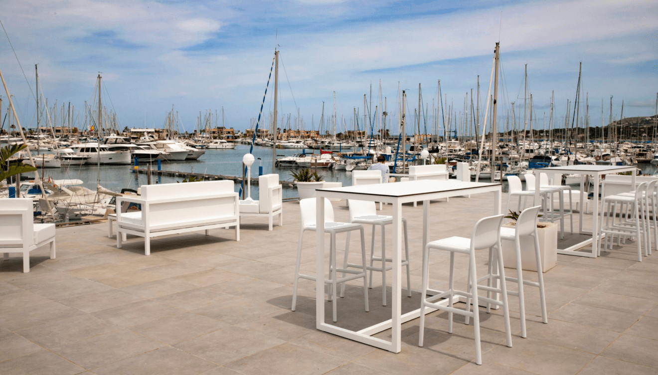 Restaurante con vistas al mar en el puerto deportivo de Denia