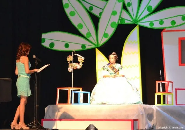 Luz e historia para presentar a Itziar Rosalén como fallera mayor infantil del Saladar 57 02 Presentación infantil Saladar Exaltación Nuria Ahuir
