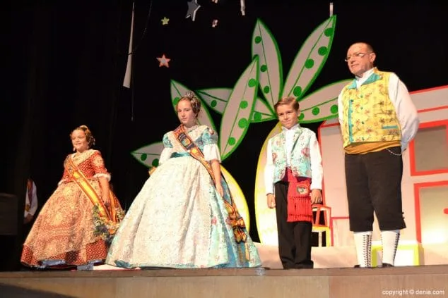 Luz e historia para presentar a Itziar Rosalén como fallera mayor infantil del Saladar 55 04 Presentación infantil Saladar Alejandra Pastor