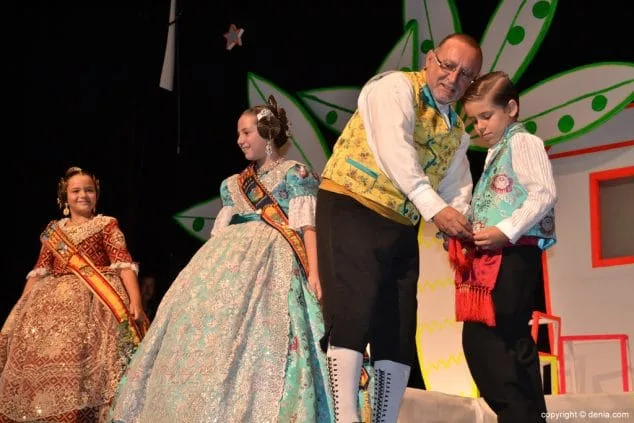 Luz e historia para presentar a Itziar Rosalén como fallera mayor infantil del Saladar 54 05 Presentación infantil Saladar José Antonio Monsonís