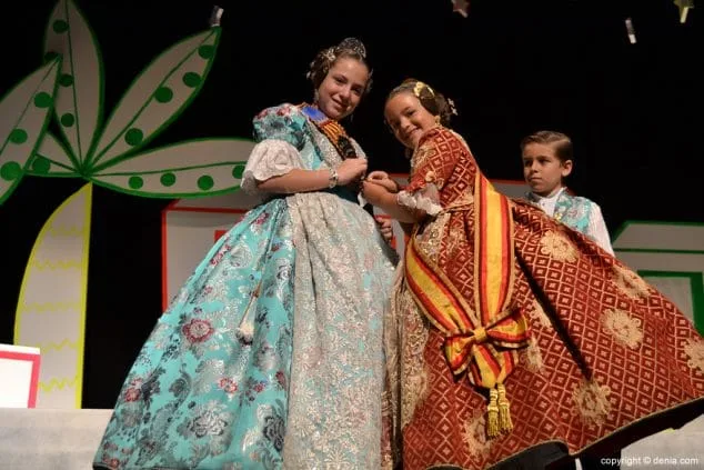 Luz e historia para presentar a Itziar Rosalén como fallera mayor infantil del Saladar 52 07 Presentación infantil Saladar Alejandra Pastor