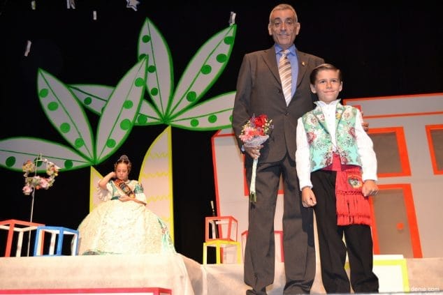Luz e historia para presentar a Itziar Rosalén como fallera mayor infantil del Saladar 49 10 Presentación infantil Saladar Pedro lanza