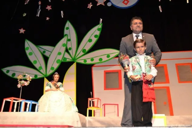 Luz e historia para presentar a Itziar Rosalén como fallera mayor infantil del Saladar 48 11 Presentación infantil Saladar Enrique Arbona
