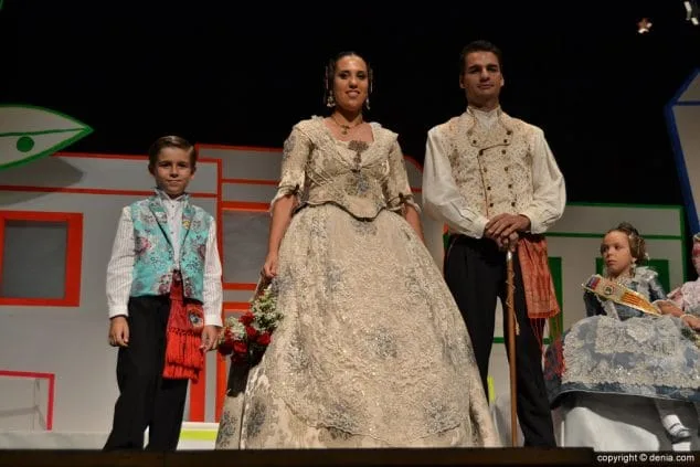 Luz e historia para presentar a Itziar Rosalén como fallera mayor infantil del Saladar 47 12 Presentación infantil Saladar Cargos 2016