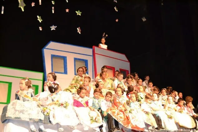 Luz e historia para presentar a Itziar Rosalén como fallera mayor infantil del Saladar 66 13 Presentación infantil Saladar Comisión infantil