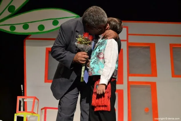 Luz e historia para presentar a Itziar Rosalén como fallera mayor infantil del Saladar 46 14 Presentación infantil Saladar José Domingo Argudo