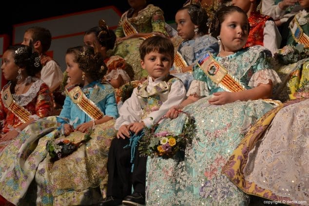 Luz e historia para presentar a Itziar Rosalén como fallera mayor infantil del Saladar 65 16 Presentación infantil Saladar Comisión infantil