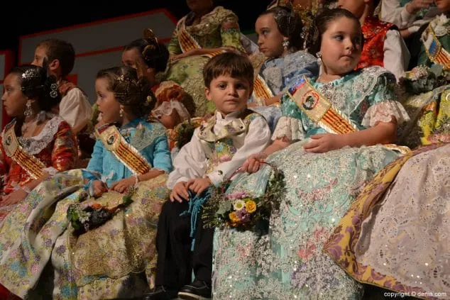 Luz e historia para presentar a Itziar Rosalén como fallera mayor infantil del Saladar 65 16 Presentación infantil Saladar Comisión infantil