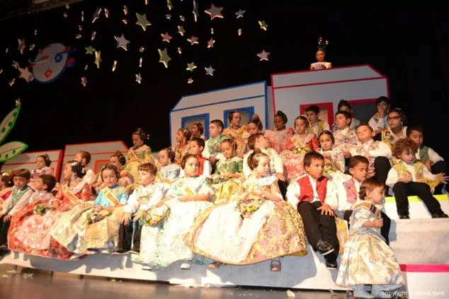 Luz e historia para presentar a Itziar Rosalén como fallera mayor infantil del Saladar 64 17 Presentación infantil Saladar Comisión infantil