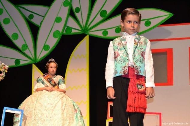Luz e historia para presentar a Itziar Rosalén como fallera mayor infantil del Saladar 63 19 Presentación infantil Saladar Itziar y Raúl