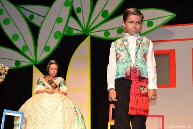 Luz e historia para presentar a Itziar Rosalén como fallera mayor infantil del Saladar 63 19 Presentación infantil Saladar Itziar y Raúl