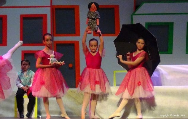 Luz e historia para presentar a Itziar Rosalén como fallera mayor infantil del Saladar 21 20 Presentación infantil Saladar Ballet