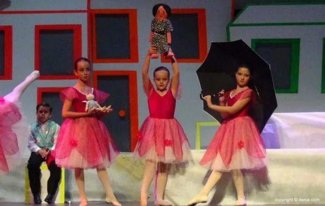 Luz e historia para presentar a Itziar Rosalén como fallera mayor infantil del Saladar 21 20 Presentación infantil Saladar Ballet
