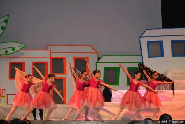 Luz e historia para presentar a Itziar Rosalén como fallera mayor infantil del Saladar 20 21 Presentación infantil Saladar Ballet