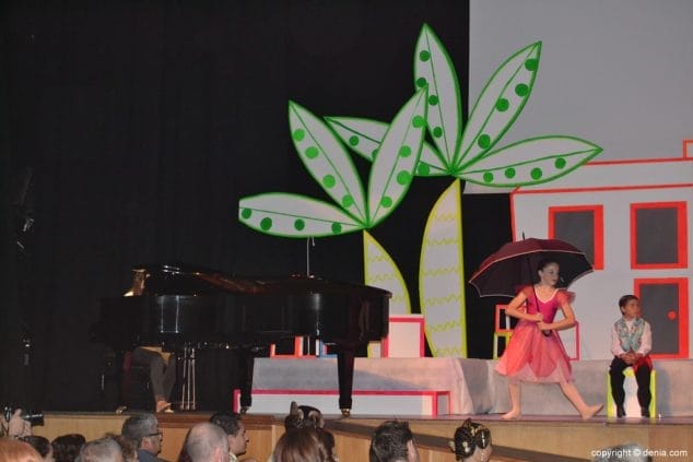 Luz e historia para presentar a Itziar Rosalén como fallera mayor infantil del Saladar 19 22 Presentación infantil Saladar Ballet