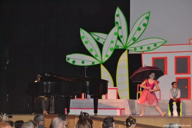 Luz e historia para presentar a Itziar Rosalén como fallera mayor infantil del Saladar 19 22 Presentación infantil Saladar Ballet