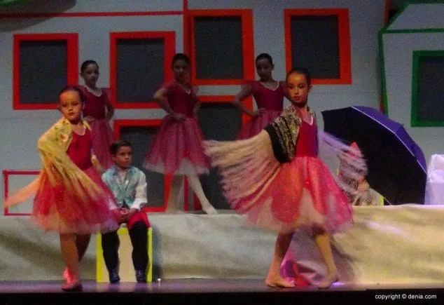 Luz e historia para presentar a Itziar Rosalén como fallera mayor infantil del Saladar 18 23 Presentación infantil Saladar Ballet