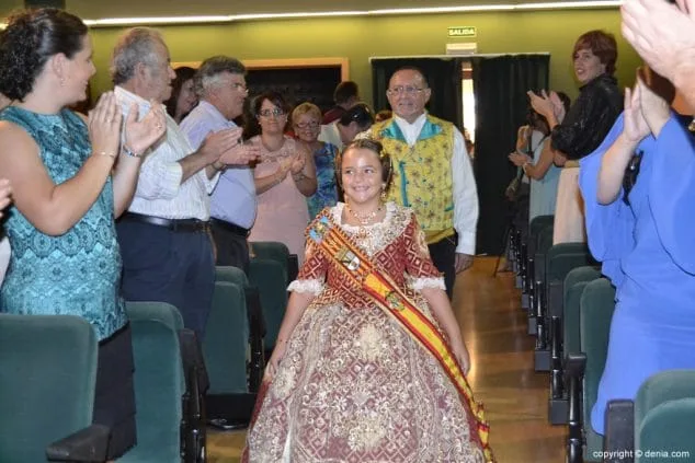 Luz e historia para presentar a Itziar Rosalén como fallera mayor infantil del Saladar 16 24 Presentación infantil Saladar Entrada de Alejandra Pastor