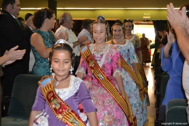Luz e historia para presentar a Itziar Rosalén como fallera mayor infantil del Saladar 15 25 Presentación infantil Saladar Corte de honor de Alejandra Pastor