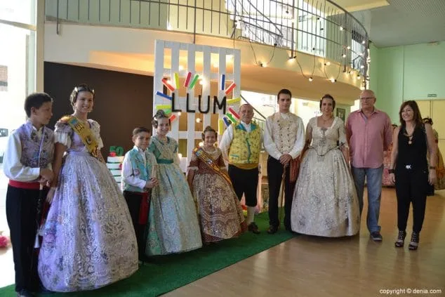 Luz e historia para presentar a Itziar Rosalén como fallera mayor infantil del Saladar 14 26 Presentación infantil Saladar Recepción de invitados