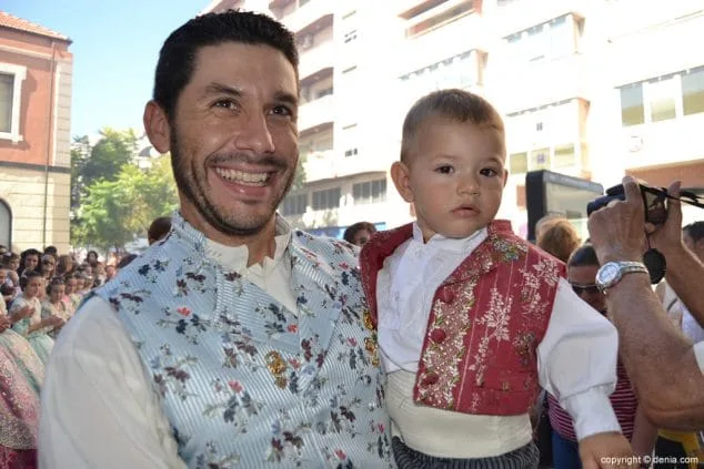Luz e historia para presentar a Itziar Rosalén como fallera mayor infantil del Saladar 13 27 Presentación infantil Saladar Entrada de la comisión