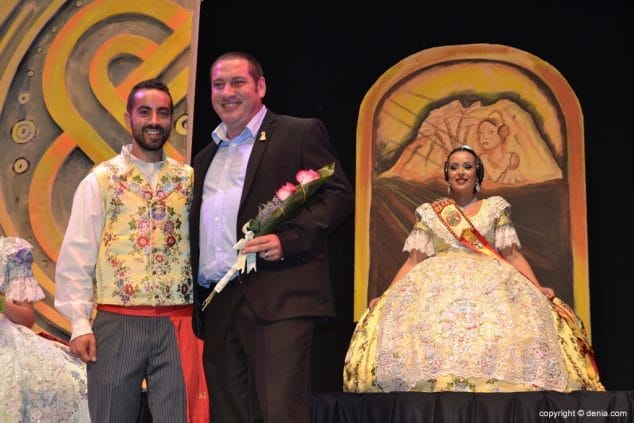 28 Presentación París Pedrera 2016 Representante de la Comissió de Festes de la Mare de Déu