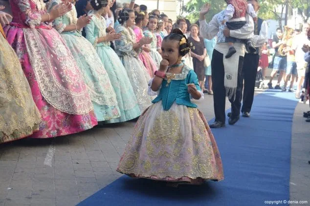 Luz e historia para presentar a Itziar Rosalén como fallera mayor infantil del Saladar 12 28 Presentación infantil Saladar Entrada de la comisión