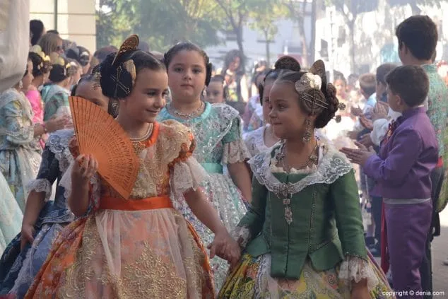 Luz e historia para presentar a Itziar Rosalén como fallera mayor infantil del Saladar 9 31 Presentación infantil Saladar Entrada de la comisión