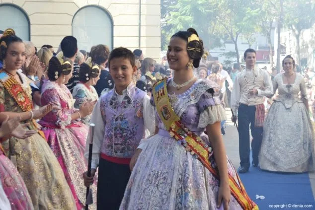 Luz e historia para presentar a Itziar Rosalén como fallera mayor infantil del Saladar 7 33 Presentación infantil Saladar Entrada de la comisión