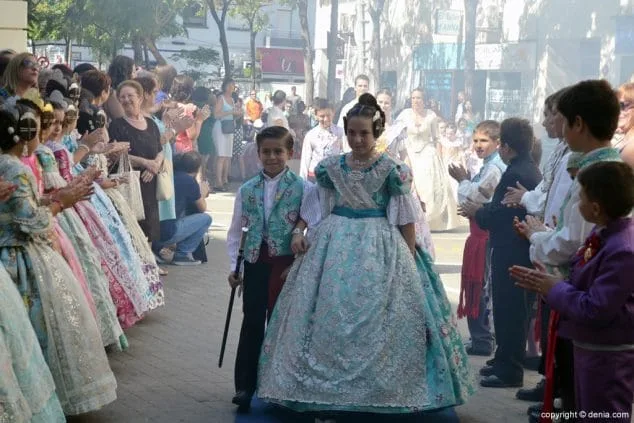 Luz e historia para presentar a Itziar Rosalén como fallera mayor infantil del Saladar 5 35 Presentación infantil Saladar Entrada de la comisión