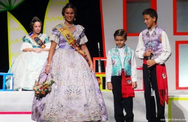 Luz e historia para presentar a Itziar Rosalén como fallera mayor infantil del Saladar 44 41 Presentación infantil Saladar Nerea y Alberto Gamero