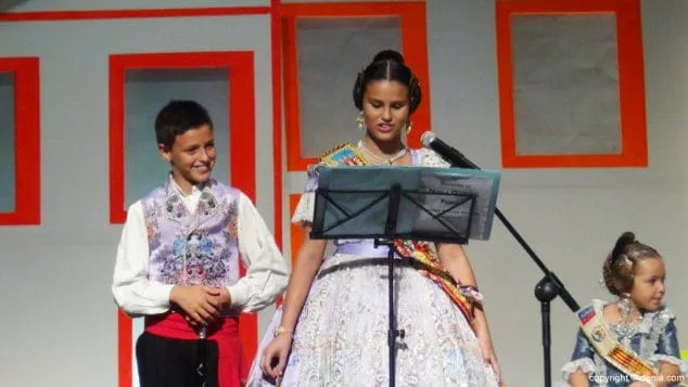 Luz e historia para presentar a Itziar Rosalén como fallera mayor infantil del Saladar 42 42 Presentación infantil Saladar Nerea y Alberto Gamero