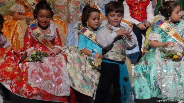 Luz e historia para presentar a Itziar Rosalén como fallera mayor infantil del Saladar 41 43 Presentación infantil Saladar Xicalla