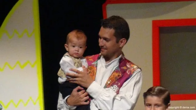 Luz e historia para presentar a Itziar Rosalén como fallera mayor infantil del Saladar 40 44 Presentación infantil Saladar Xicalla