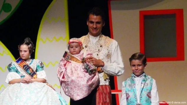 Luz e historia para presentar a Itziar Rosalén como fallera mayor infantil del Saladar 39 45 Presentación infantil Saladar Xicalla