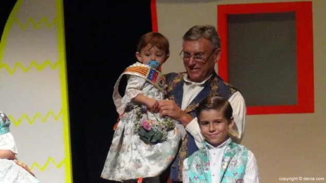 Luz e historia para presentar a Itziar Rosalén como fallera mayor infantil del Saladar 38 46 Presentación infantil Saladar Xicalla