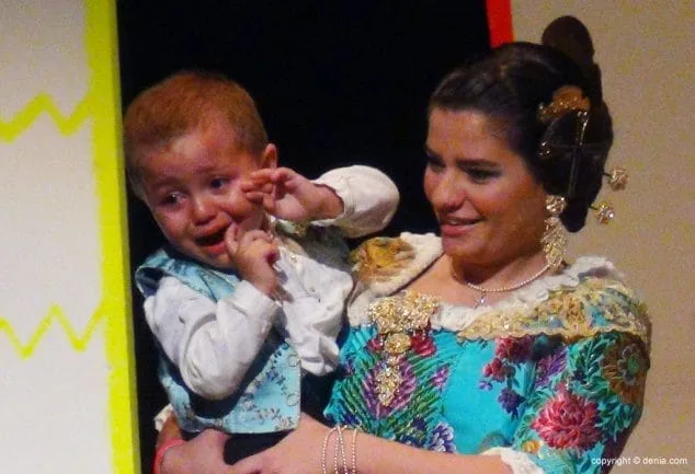 Luz e historia para presentar a Itziar Rosalén como fallera mayor infantil del Saladar 37 47 Presentación infantil Saladar Xicalla