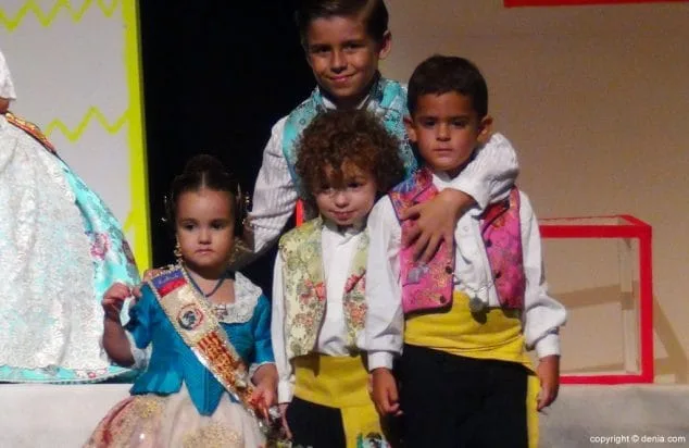 Luz e historia para presentar a Itziar Rosalén como fallera mayor infantil del Saladar 36 48 Presentación infantil Saladar Xicalla